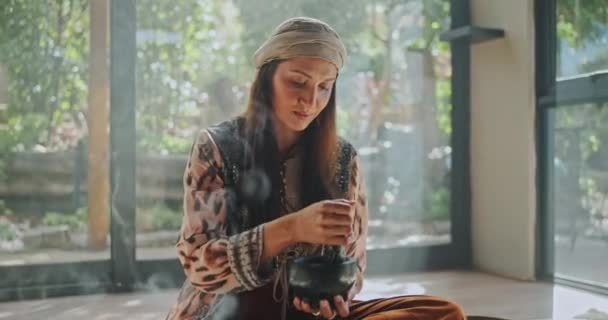 Meditace Léčení Žena Kadidlem Podlaze Pro Klid Energii Nebo Celostní — Stock video