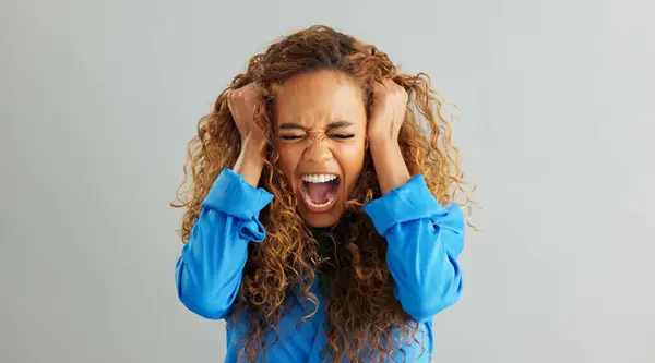 Kobieta Gniew Krzyki Depresją Studio Stres Zdrowie Psychiczne Śmierć Pochodzenia — Zdjęcie stockowe