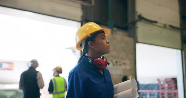 Construcción Almacén Planos Para Trabajadora Ingeniera Arquitecta Con Planos Desgaste — Vídeos de Stock