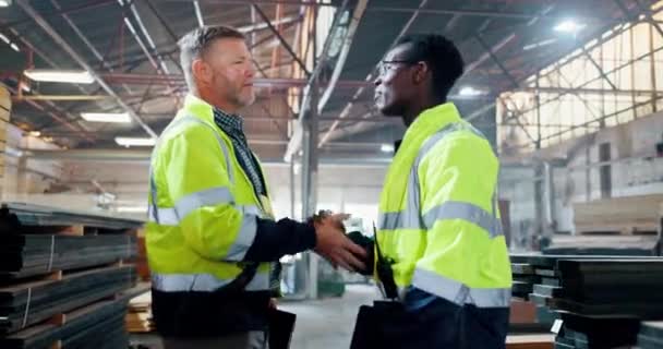 Aperto Mão Trabalho Equipe Homens Armazém Conversando Por Acordo Saudação — Vídeo de Stock