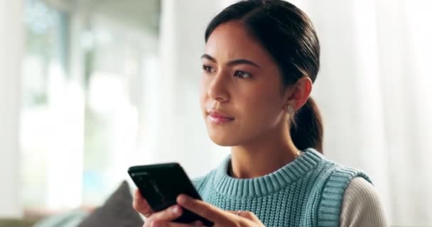 手机和沙发上的想法短信 互联网贴文或在休息室的在线对话 用于家庭通信 联网或连接的多愁善感 智能手机和女性 — 图库视频影像