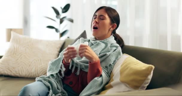 Mujer Enferma Que Sopla Nariz Sofá Para Enfermedad Gripe Estornudos — Vídeo de stock