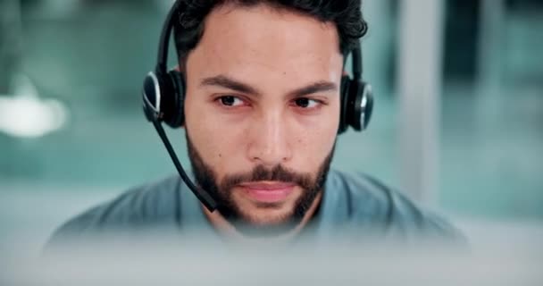Çağrı Merkezinde Yüz Mikrofon Kulaklık Müşteri Hizmetleri Için Adam Telefon — Stok video