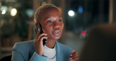 Gece, iş ya da zenci bir kadın telefonda konuşuyor, iletişim kuruyor ya da ofiste konuşuyor. Bilgisayar, mobil iletişim veya sohbet, tartışma veya müzakere sunan mutlu Afrikalı girişimci.