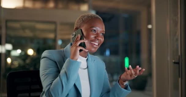 ビジネス または黒人の女性は 電話で笑ったり ネットワーキングしたり オフィスで話したりします コンピュータ モバイルコミュニケーション または会話 ディスカッションまたは交渉のオファーで幸せなアフリカ起業家 — ストック動画