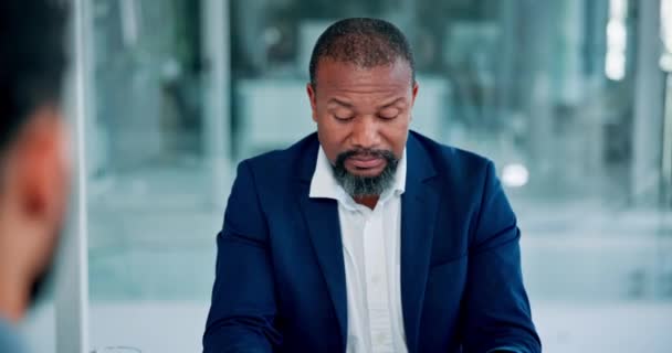 Afrikansk Affärsman Intervju Och Diskussion Ämbetet Sysselsättning Och Feedback Ansökan — Stockvideo