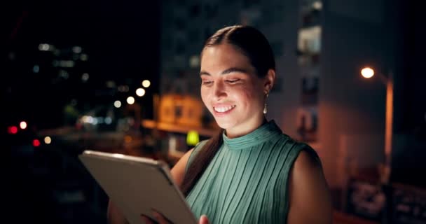 Professionele Vrouw Web Developer Met Tablet Nachts Voor Het Ontwerpen — Stockvideo