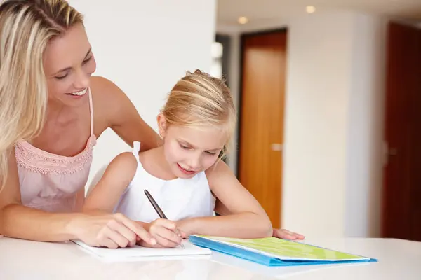 Mutter Glücklich Und Kind Schreiben Auf Notizbuch Für Entwicklung Lernen — Stockfoto