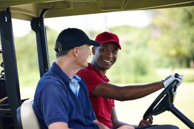 Golf arabası, sporcu ve golf arabası süren adam sağlıklı, zevk ve egzersiz için açık hava spor sahasında. Erkek insanlar, antrenman yapıyor ve dışarıda golf arabasında spor, eğlence ve dostça rekabet için oturuyorlar..