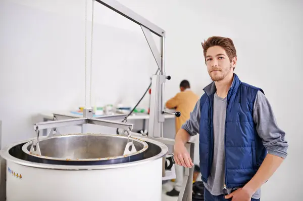 Brewery Man Meshing Pot Manufacturing Wort Beer Alcohol Production Process — Stock Photo, Image