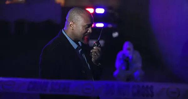 Polis Adam Telsiz Suç Mahallinde Konuşmak Soruşturma Gece Barikat Kurmak — Stok fotoğraf
