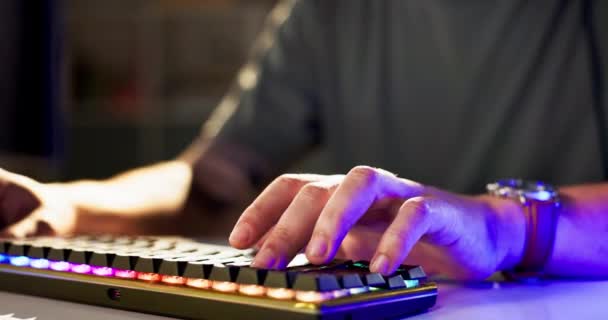 Hände Tastatur Und Mann Hause Mit Internet Suche Oder Online — Stockvideo