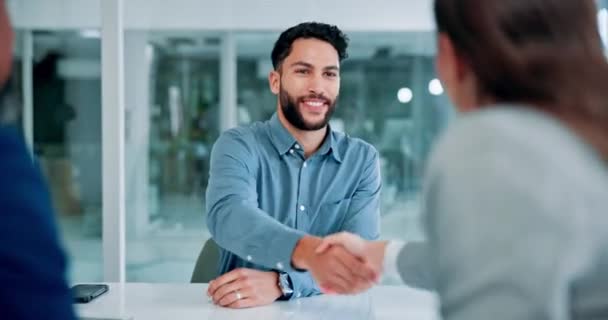 招聘或面试中的男性在办公室洽谈职位空缺会议 在与商界人士讨论招聘机会时 经理或与她交谈的人 — 图库视频影像