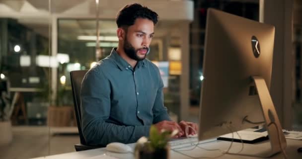 Homem Trabalhando Digitando Computador Noite Empresário Responder Mails Horas Extras — Vídeo de Stock