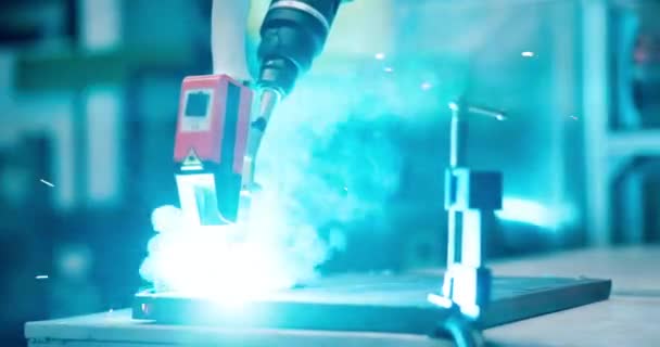 金属车间工程 自动化或工业机器人的焊接 火花或特写 技术或机械 如制造 Cnc或生产 作为装配原型的过程 — 图库视频影像