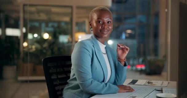 Femme Affaires Noire Heureuse Face Bureau Nuit Confiante Bureau Pour — Video