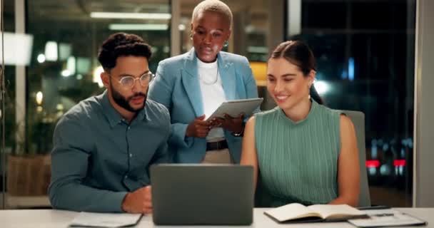 Laptop Mentor Grupa Ludzi Biznesu Szkolenia Dyskusja Lub Różnorodność Nocy — Wideo stockowe