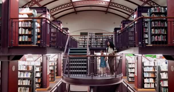 Kvinna Flicka Och Trappa Biblioteket För Böcker Information Lärande Och — Stockvideo