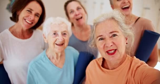 在瑜伽课上 微笑和老朋友在一起 为了健康 健康或退休时的团结 数码摄影 脸和一群快乐的老年妇女在疗养院健身 — 图库视频影像
