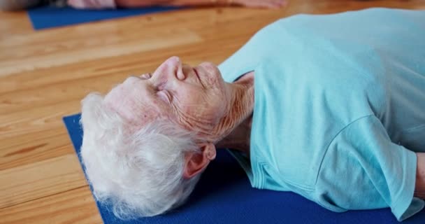 体内の瞑想 女性はジムで マインドフルネス または健康のために休息するためにリラックスします サバナボディの禅 落ち着いた上級者はフィットネス 健康のために床で運動します — ストック動画