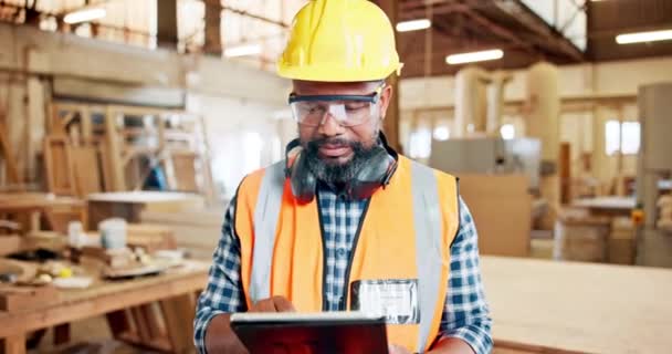 倉庫の計画やオンライン通信を入力するタブレットを備えた建設 ロジスティクス 流通または製造労働者の品質管理のための工場 在庫および技術 — ストック動画