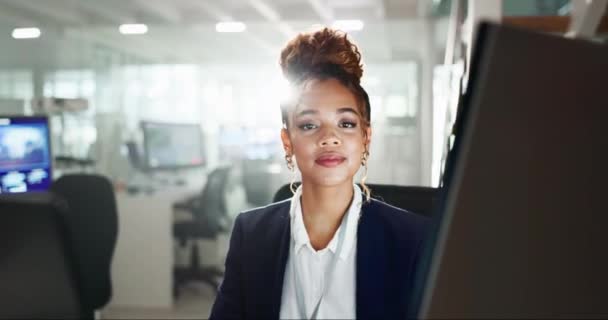 Mulher Negócios Cara Sorriso Escritório Consultoria Auditoria Com Confiança Pessoal — Vídeo de Stock