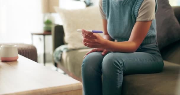 Γυναίκα Τεστ Εγκυμοσύνης Και Αναμονής Αποτελέσματα Στο Σπίτι Άγχος Υπογονιμότητα — Αρχείο Βίντεο