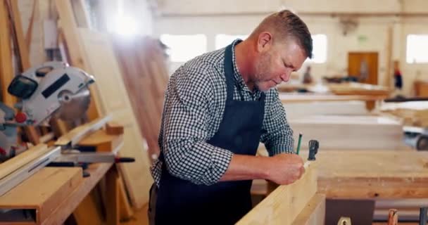 Homem Carpinteiro Madeira Com Desenho Oficina Para Móveis Design Maduro — Vídeo de Stock
