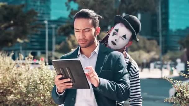 Businessman Tablet Mime City Mimic Comedy Street Performance Funny Joke — Stock Video