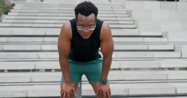 台阶和疲惫的黑人男子与聪明的手表健身 锻炼或有氧训练 在楼梯 跑步或秒表挑战之后 以运动 疲倦或停顿的方式停止 呼吸或非洲男子跑步者 — 图库视频影像