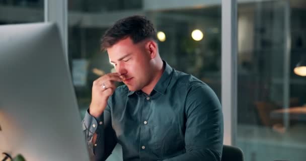 Офіс Втомлений Людина Головним Болем Вночі Працює Друкує Клавіатурі Проекту — стокове відео