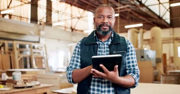 Carpenter Tablet Face Black Man Online Order Ecommerce Planning Workshop — Stock Video
