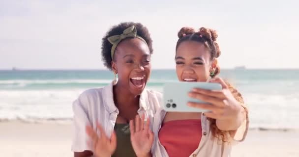 Vänner Kvinnor Och Selfie Video Stranden Med Resor Kul Utomhus — Stockvideo