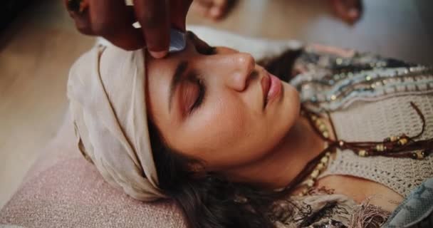 Bütünsel Kristal Kadın Yerli Meditasyonu Için Taşla Iyileşiyor Huzur Içinde — Stok video