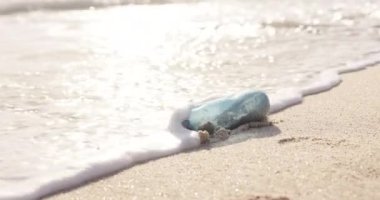 Plaj, okyanus ve plastik şişe kumda kirlilik, çöp ve küresel ısınma krizi için çöpler. Doğa, iklim değişikliği ve atıkları, geri dönüşümü ve temizliği azaltmak için denizdeki çöplerin kapatılması.