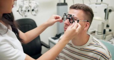 Optometri, test gözlükleri ve profesyonel ve net görüşlü hizmet, sağlık ve lens sahibi bir adam. Gözlük ve çerçeve takan insanlar, müşteriler veya optometrist randevusu olan, gören ya da gören.
