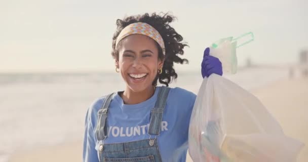 Plaża Twarz Podekscytowana Kobieta Plastikową Torbą Dzień Ziemi Zrównoważony Rozwój — Wideo stockowe