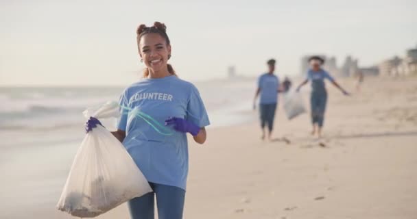 持続可能性 ヘルプまたは海洋クリーニングプロジェクトのためのビニール袋が付いているボランティア ビーチまたは幸せな女性 地球の日のための海での説明責任 肖像画 社会的責任またはNgo慈善団体 — ストック動画