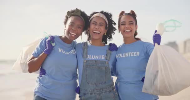 Strand Gezicht Opgewonden Vrouwen Met Plastic Zak Voor Dag Van — Stockvideo