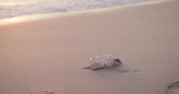Strand Plastikflasche Und Umweltverschmutzung Beim Recycling Beim Klimawandel Oder Beim — Stockvideo