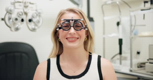 Studie Rahmen Und Frau Für Optometrie Vision Mit Augenuntersuchung Beratung — Stockvideo