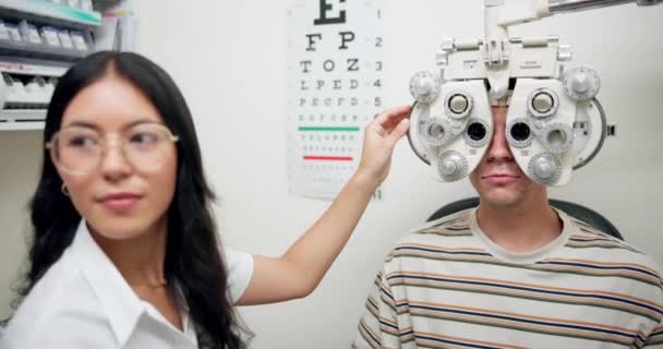 眼科検査 医療施設 診療所で検査を行っています 研究および光学健康による男性との専門家 眼科医および医療の専門家 — ストック動画