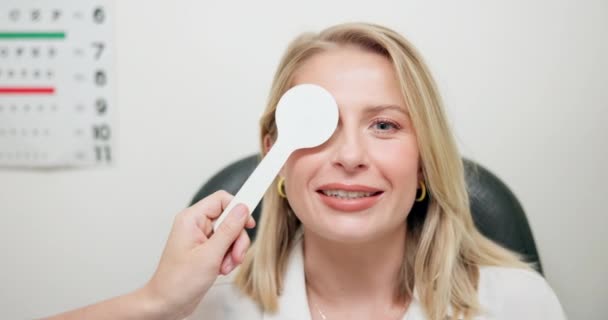 Kvinna Läsning Och Ögontest Med Optiker Kontor Syn Eller Syn — Stockvideo