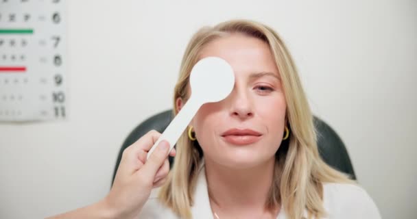Mujer Lectura Prueba Ocular Con Optometrista Consultorio Visión Vista Para — Vídeos de Stock