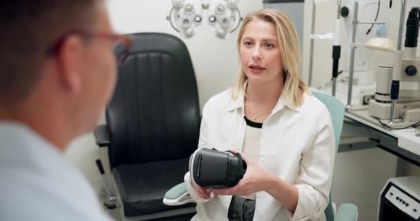 Optometrista Paciente Consulta Oftalmología Clínica Con Conversación Síntomas Auriculares Mujer — Vídeo de stock
