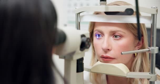 医療または治療としての眼科 試験または眼科の女性 目またはスリットランプ 女性眼科医 またはレンズ評価の視力を測定する医療技術として光を導いた — ストック動画