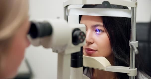 Glokom Asyalı Kadın Göz Kesik Lamba Muayene Göz Hekimliği Görsel — Stok video