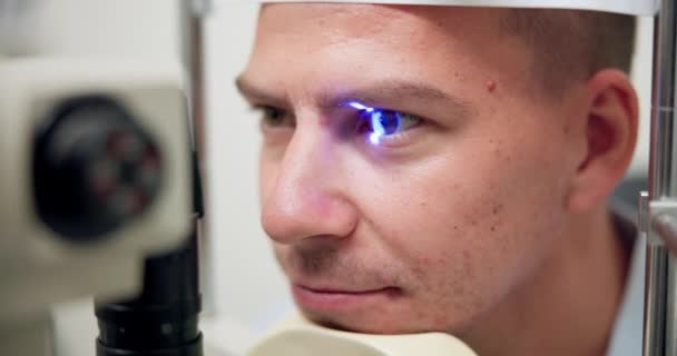 健康または病院のケアによって目 テストまたは眼科として閉鎖 スリット ランプまたは眼科 緑内障または光学の専門家による相談の評価としてレンズ 患者または導かれたライト — ストック動画