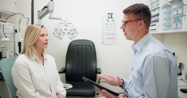 Optometria Médico Consultoria Com Tablet Para Paciente Informações Line Registros — Vídeo de Stock