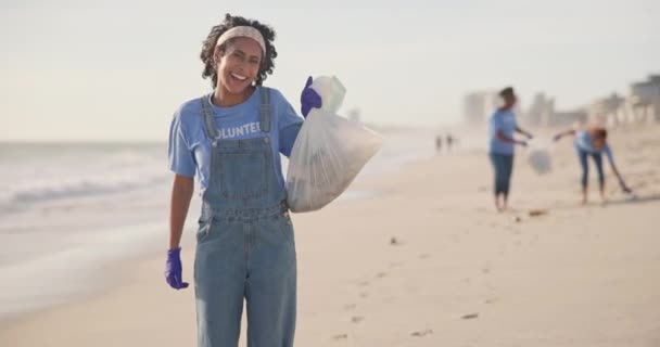 Strand Freiwillige Oder Glückliche Frau Mit Plastiktüte Für Nachhaltigkeit Hilfe — Stockvideo